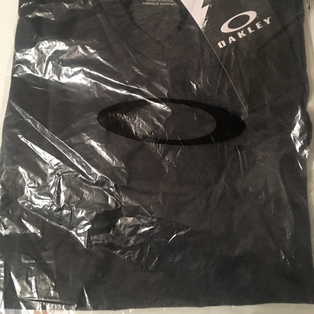 Oakley heather tee new in package